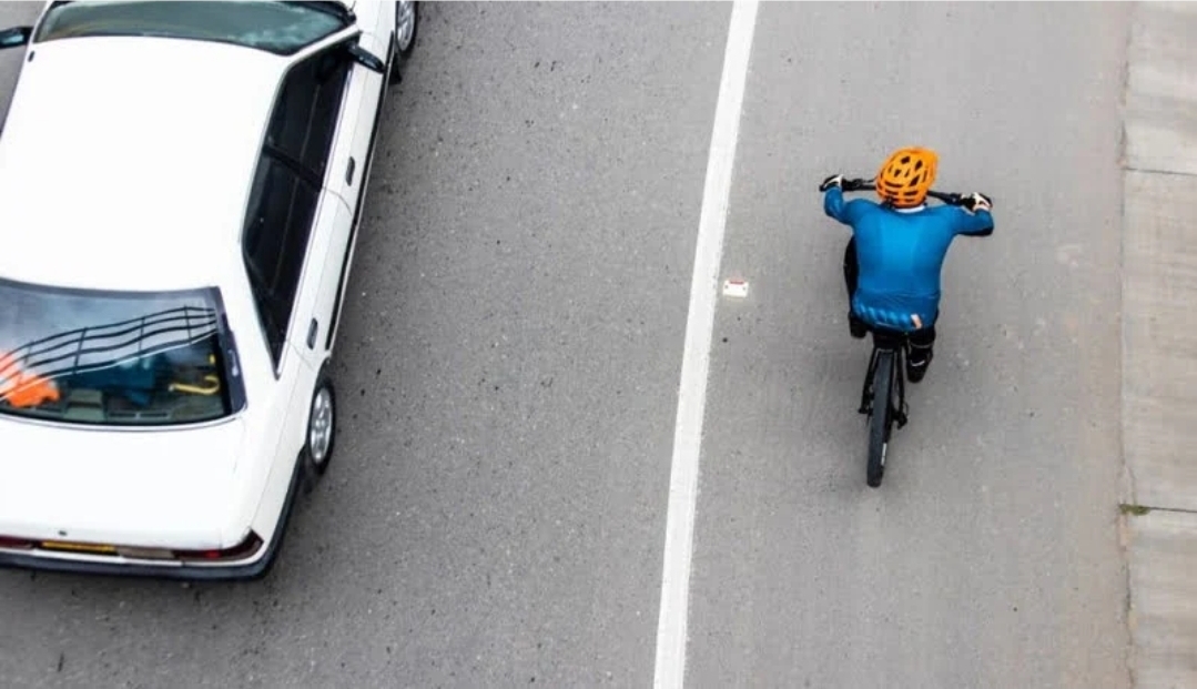 Fietser inhalen bij doorgetrokken streep