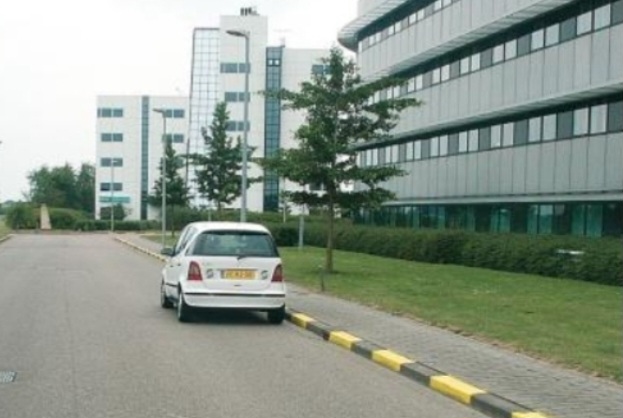 Stoppen bij een onderbroken gele streep