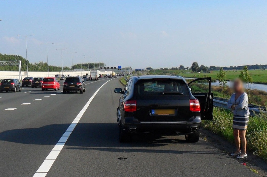 Mag je op de vluchtstrook stoppen om te plassen