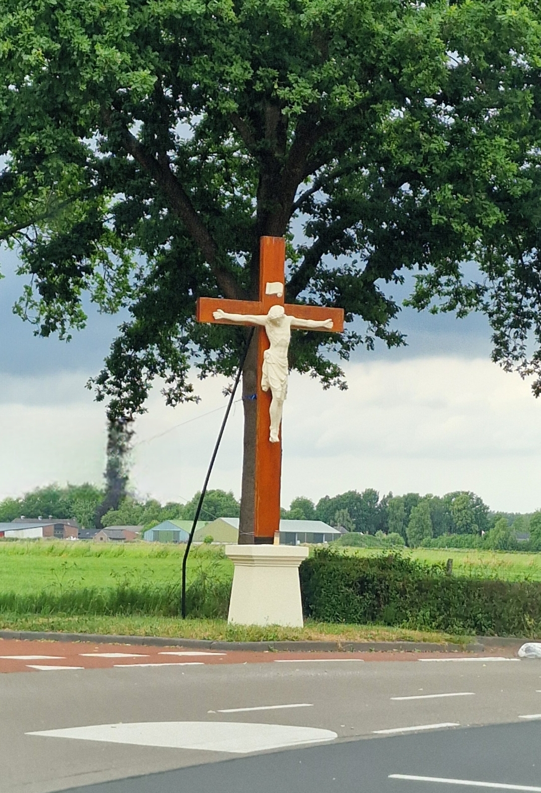 Waar staat dit kruisbeeld?